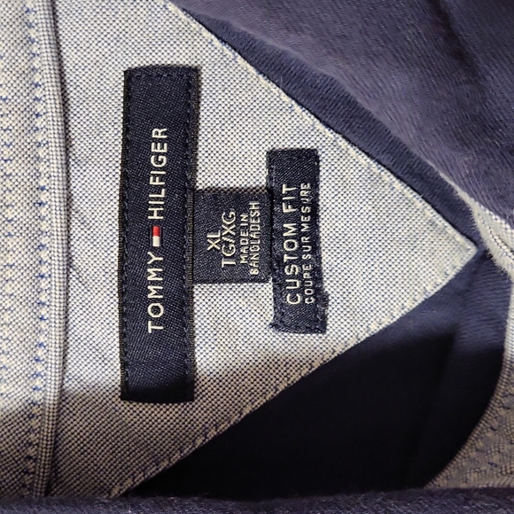 Men's Tommy Hilfiger Custom fit Button Shirt - Picture 2 of 3